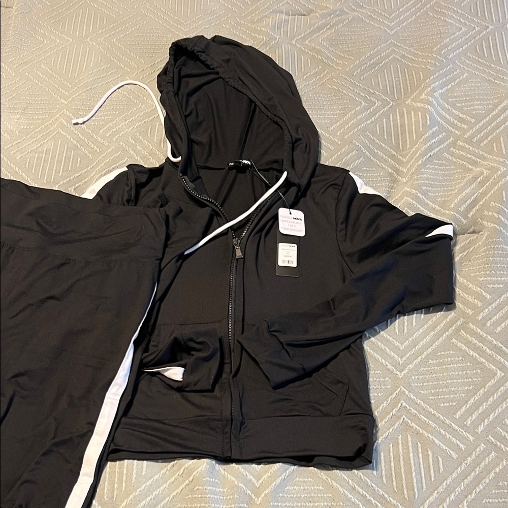Fashion Nova Black Zip-Up Hoodie and leggings